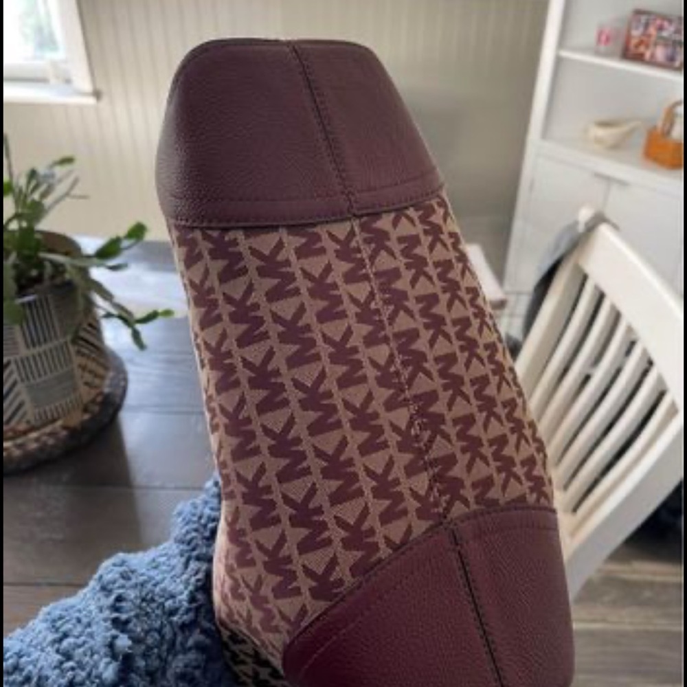 Micheal Kors Burgundy purse - Picture 3 of 4